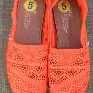 TOMS SIZE 5 ORANGE